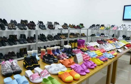 朝鲜运动鞋工厂崭新亮相，领导人金正恩亲临视察引关注